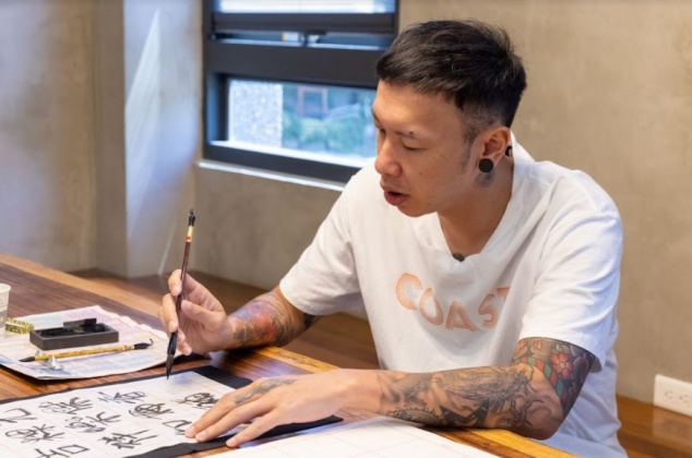 小春在民宿寫書法靜心,事後更贈送每人一張春聯。(圖/好看娛樂提供)