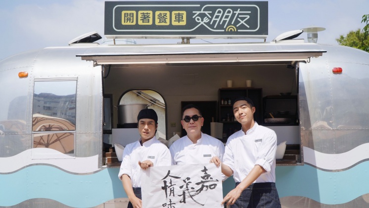 莊凱勛因可樂餅出包而對顧客90度鞠躬道歉。（圖／翻攝自《開著餐車交朋友》臉書）