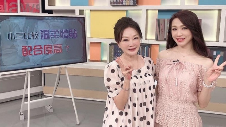 藝珊(圖右)和林秀芳上《震震有詞》節目。(圖/翻攝自洪藝珊臉書)