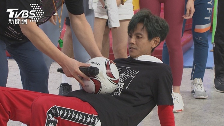 阿翔才頂2球就掉了被認證老人無誤。(圖/民視提供)