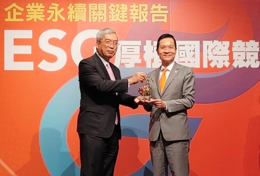 財訊社長謝金河讚揚台灣房屋集團一馬當先,植樹造林,為環境永續的努力。(圖/台灣房屋提供)