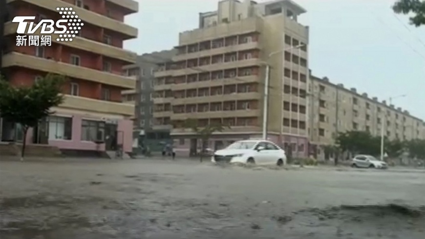 北韓東北部咸鏡南道豪雨街道淹水。(圖／達志影像美聯社)