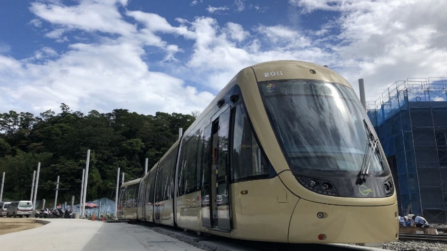 安坑輕軌首列車登「廠」 明年上線動態測試