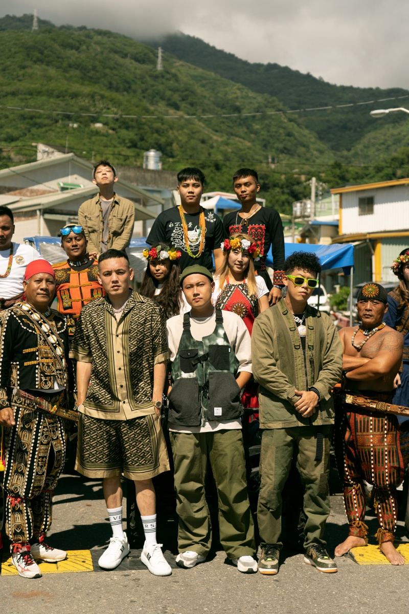 玖壹壹為節目特地寫了片尾曲,並邀請村民一起拍攝MV。(圖/混血兒娛樂提供)