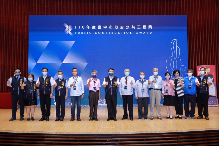 圖/秘書長黃崇典、主委吳皇昇與多位評審委員合影