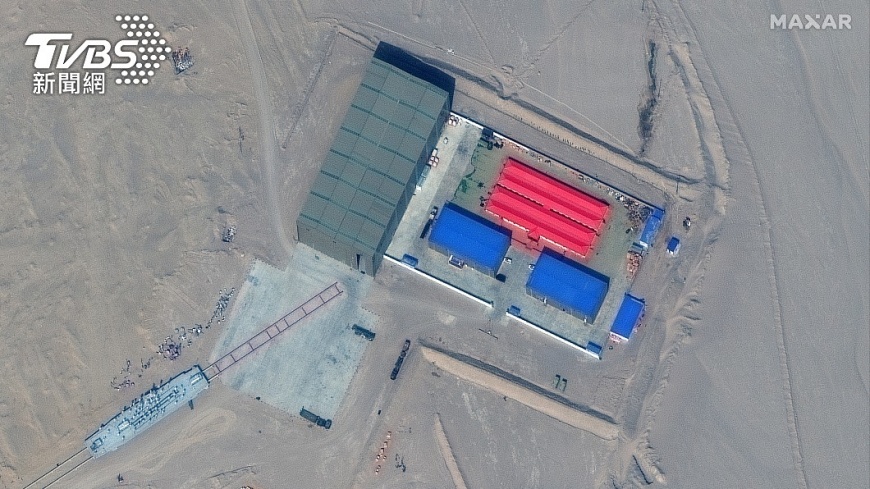 衛星照拍到塔克拉瑪干沙漠東南邊緣若羌地區，有一航母模型以及兩艘勃克級艦的等比例模型。（圖／達志影像路透）