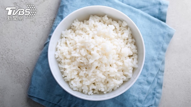 一名單親媽媽去自助餐總是只點3碗白飯和一點點菜。(示意圖/shutterstock達志影像)