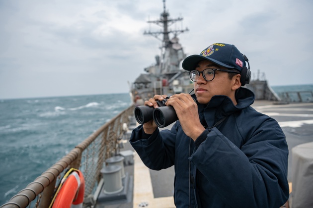 美國海軍水手Xi Chan站在勃克級驅逐艦貝瑞號甲板,該鑑於2020年4月23日穿越台灣海峽。(圖/翻攝U.S. Navy)