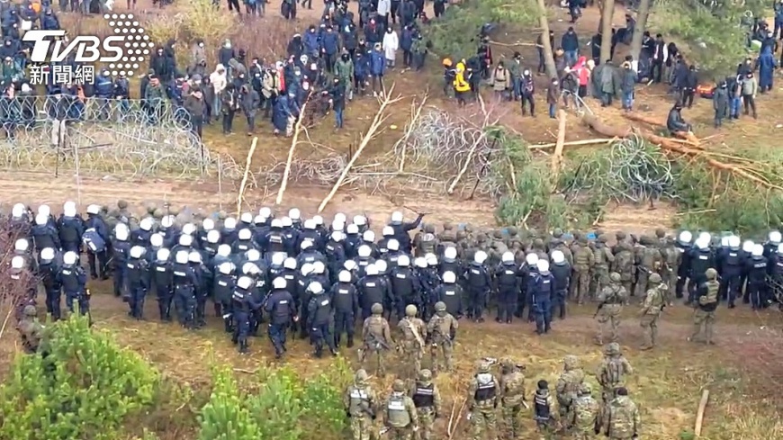 上百難民欲從白俄羅斯穿越邊境至波蘭。(圖/達志影像路透)