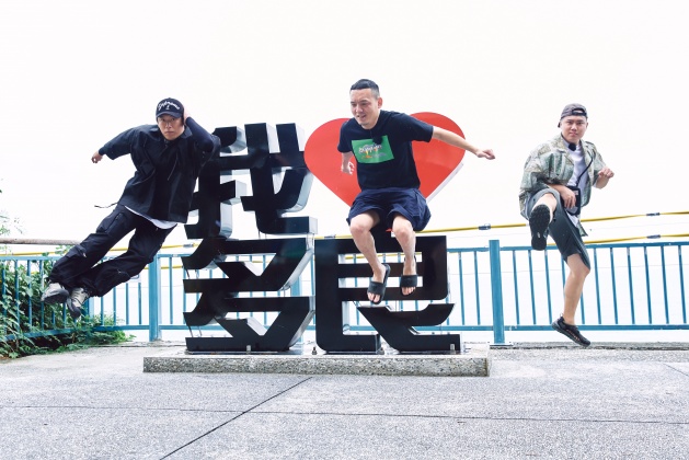 3人合力推出「半山腰料理」來招攬客人。（圖／混血兒娛樂提供）