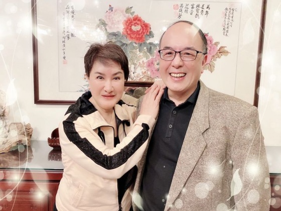歌仔戲天后楊麗花與國家影視廳中心董事長藍祖蔚合照。(圖/翻攝自藍祖蔚臉書)