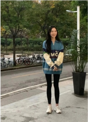 粉絲在街頭巧遇小貝，驚覺她本人幾乎瘦成筷子腿。（圖／翻攝自微博「網紅物語」）
