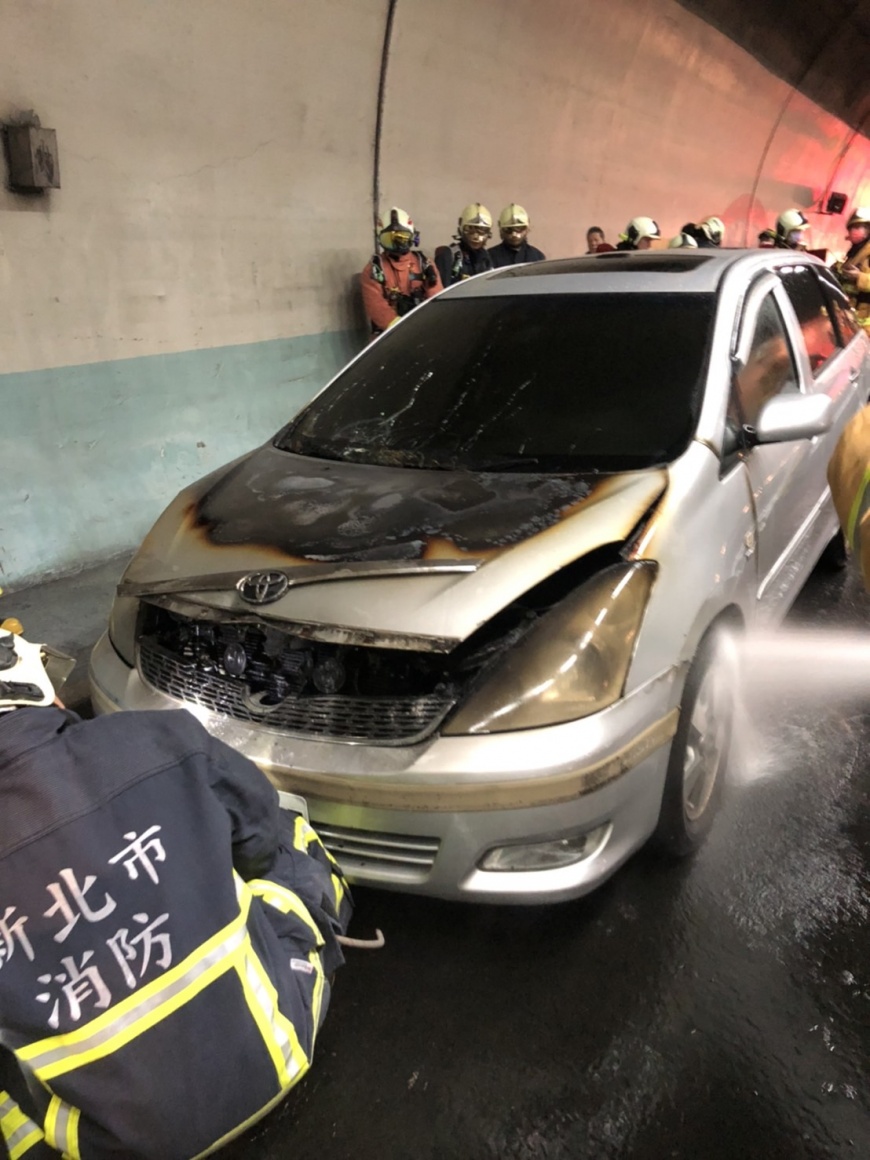 雪隧內火燒車,造成塞車,車內3人逃生。(圖/TVBS)