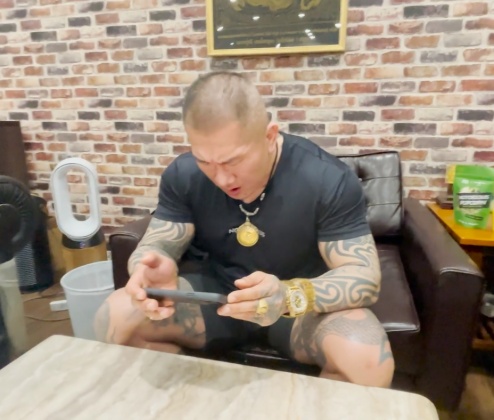 館長看到奎丁練習假摔傻眼。(圖/翻攝自奎丁臉書)
