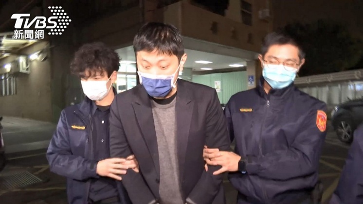 警方在林秉樞房間查扣相關證物。(圖/TVBS)