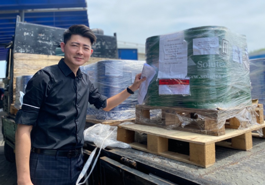 江欣樺營養師親自爲西班牙魚油接機,真正安心是台灣在地的品質把關