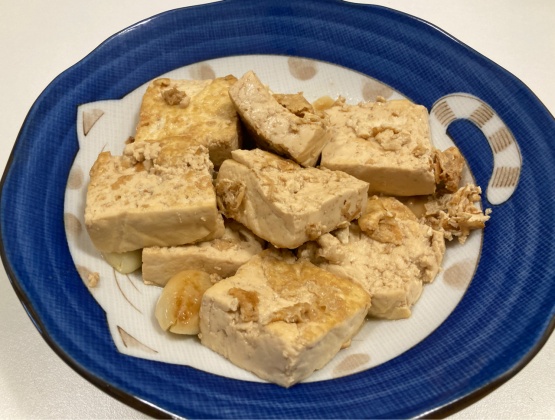 原PO將自己煎好的豆腐拍下，請益網友有哪些地方可以改進。（圖／翻攝自PTT ）