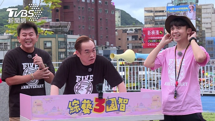庹宗康和康康玩吹牛和主持群廝殺。(圖/台視提供)