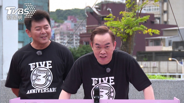 康康像是站在質詢台。(圖/台視提供)