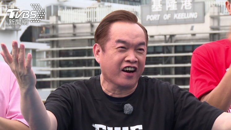 康康自嘲最近生活困頓。(圖/台視提供)