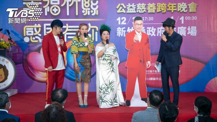 白冰冰(圖中)將主持今年新竹跨年晚會。(圖/中視提供)