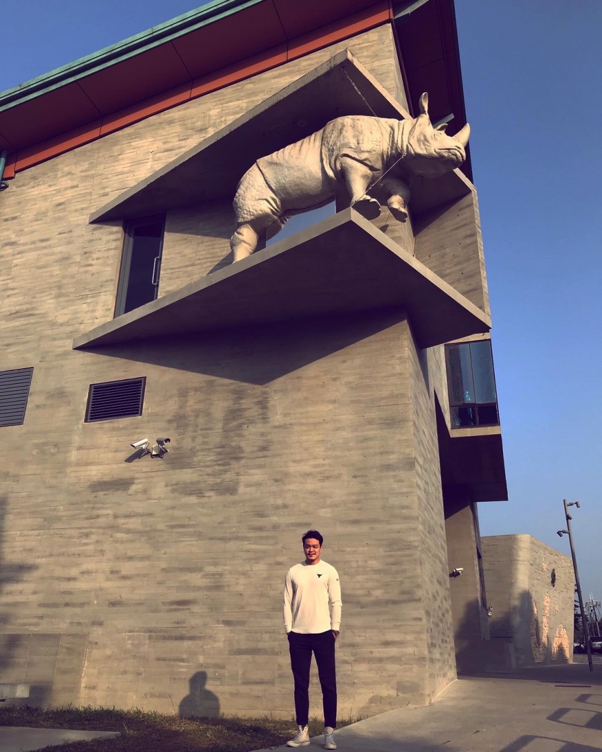 吳威邑於台南左鎮化石園區。《最後的魔術家族》的故事靈感有許多是吳威邑跑遍台南各區而來的。(圖/吳威邑提供)