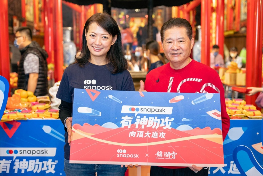 Snapask 時課問將考前祈福的傳統文化「轉型線上化」,讓考生不出門也能祈求考運(圖左為 Snapask 時課問幕僚長蘇詩涵、右為財團法人大甲鎮瀾宮副董事長鄭銘坤)