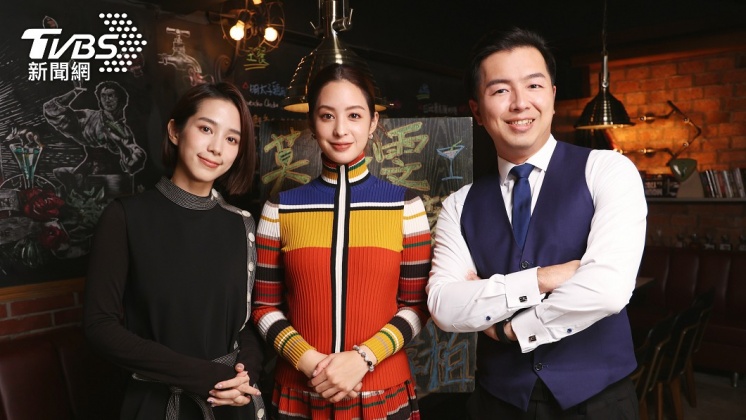 (圖左起)温貞菱、莫允雯日前接受主持人鄭偉柏專訪。(圖/MOMOTV 75台提供)