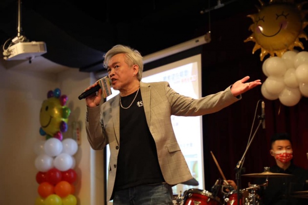 康康今年尾牙已接了十幾場,收入達7位數。(圖/翻攝自康康粉絲團臉書)