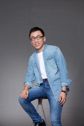 吳淡如透露苦苓目前都很努力的在家裡寫稿。(圖/翻攝自苦苓臉書)