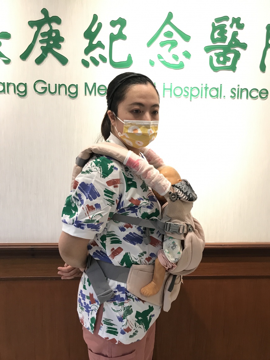 嬰兒出生到四個月是髖關節的快速發育期，若大腿被拘限在伸直或靠攏的姿勢，會妨礙發育導致脫臼。（圖／院方提供）