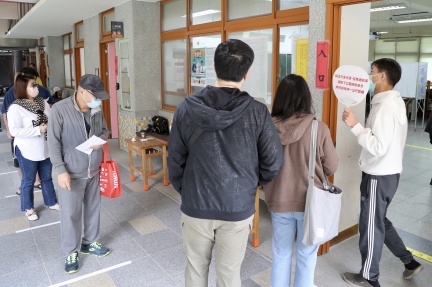 北市第五選區立委林昶佐罷免案,台北市選舉委員會表示,截至中午12時,投票率約為2成。(圖/中央社)