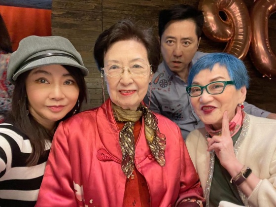 哈林(圖右二)日前為母親張正芬(圖左二)舉行壽宴。(圖/翻攝自柴智屏臉書)