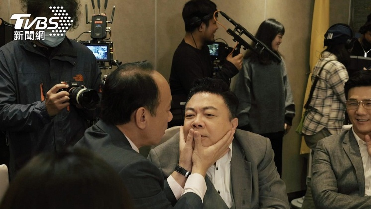 王自強用大拇指抵著董至成的嘴唇示範接吻。(圖/公視提供)
