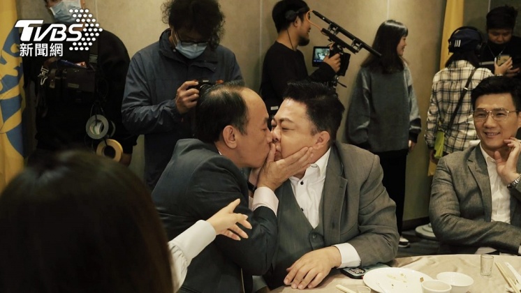 王自強當場指導董至成接吻秘訣。(圖/公視提供)