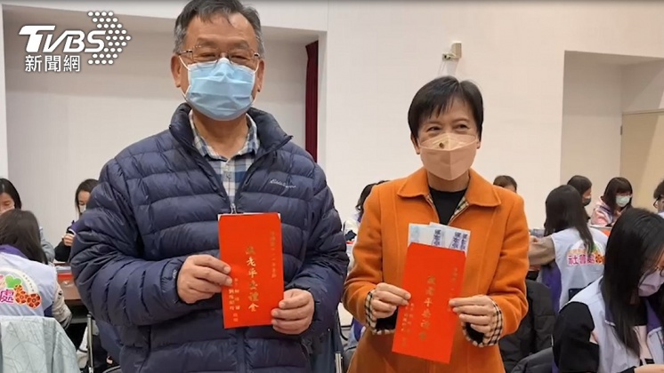 澎湖縣政府發「敬老平安禮金」,表達對長者關懷與重視。(圖/TVBS)