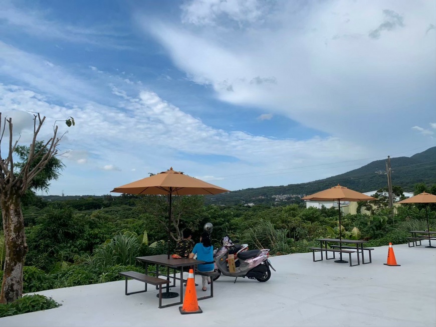 淡水櫻花店後方則規劃露天咖啡座,白天可俯瞰山景、日落後有璀璨夜景。(圖/業者提供)