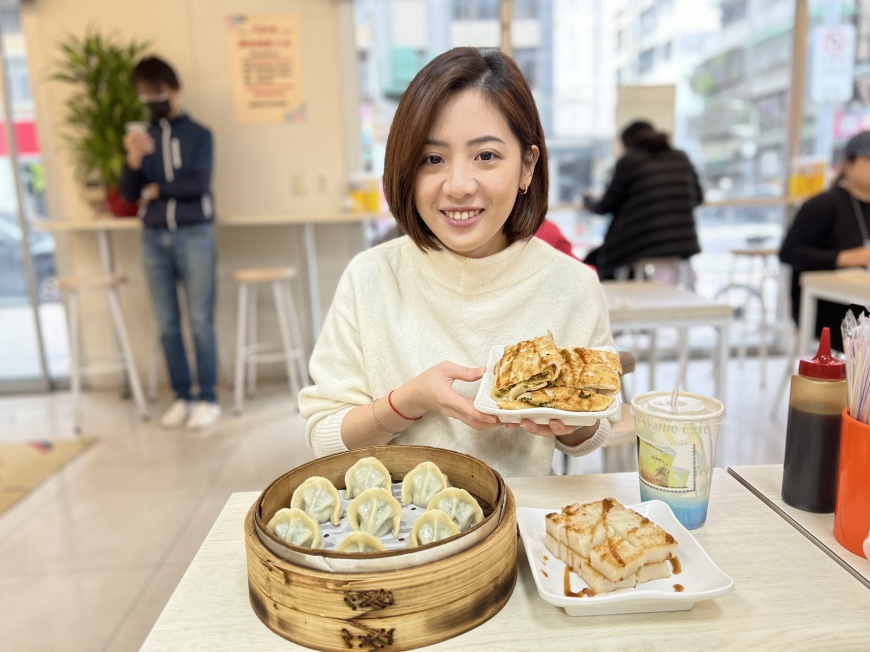 黃瀞瑩推薦的「天母豆漿」,最推薦綜合蛋餅,此外她也很愛蘿蔔糕以及蒸餃。(圖/TVBS)