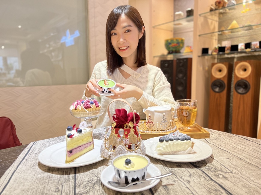 楊寶楨推薦這間甜點店,可以讓人吃百元甜點、聽百萬音響,讓人身心靈獲得滿足。(圖/TVBS)