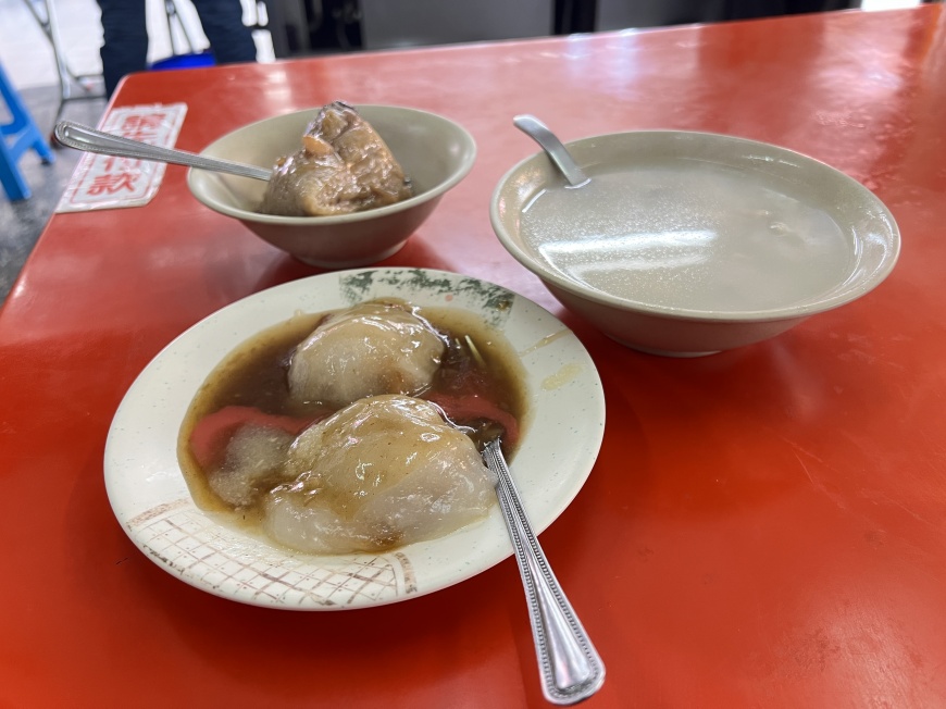 陳宥丞說,肉圓是清蒸的很軟嫩,他也會吃這家的豬肚四神湯跟肉粽,有傳統的味道。(圖/TVBS)
