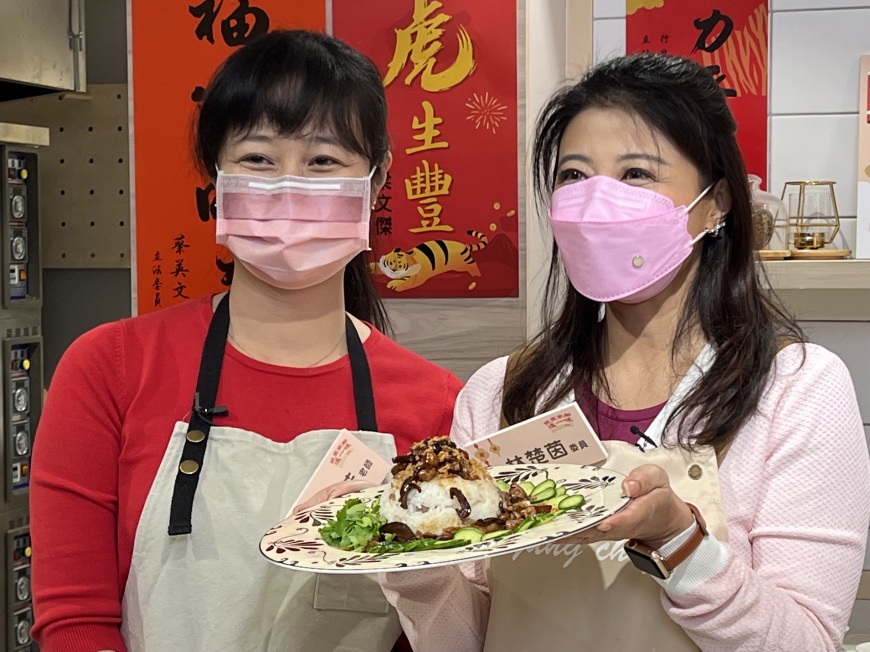 林楚茵在在眾人幫忙下完成料理。（圖／TVBS）