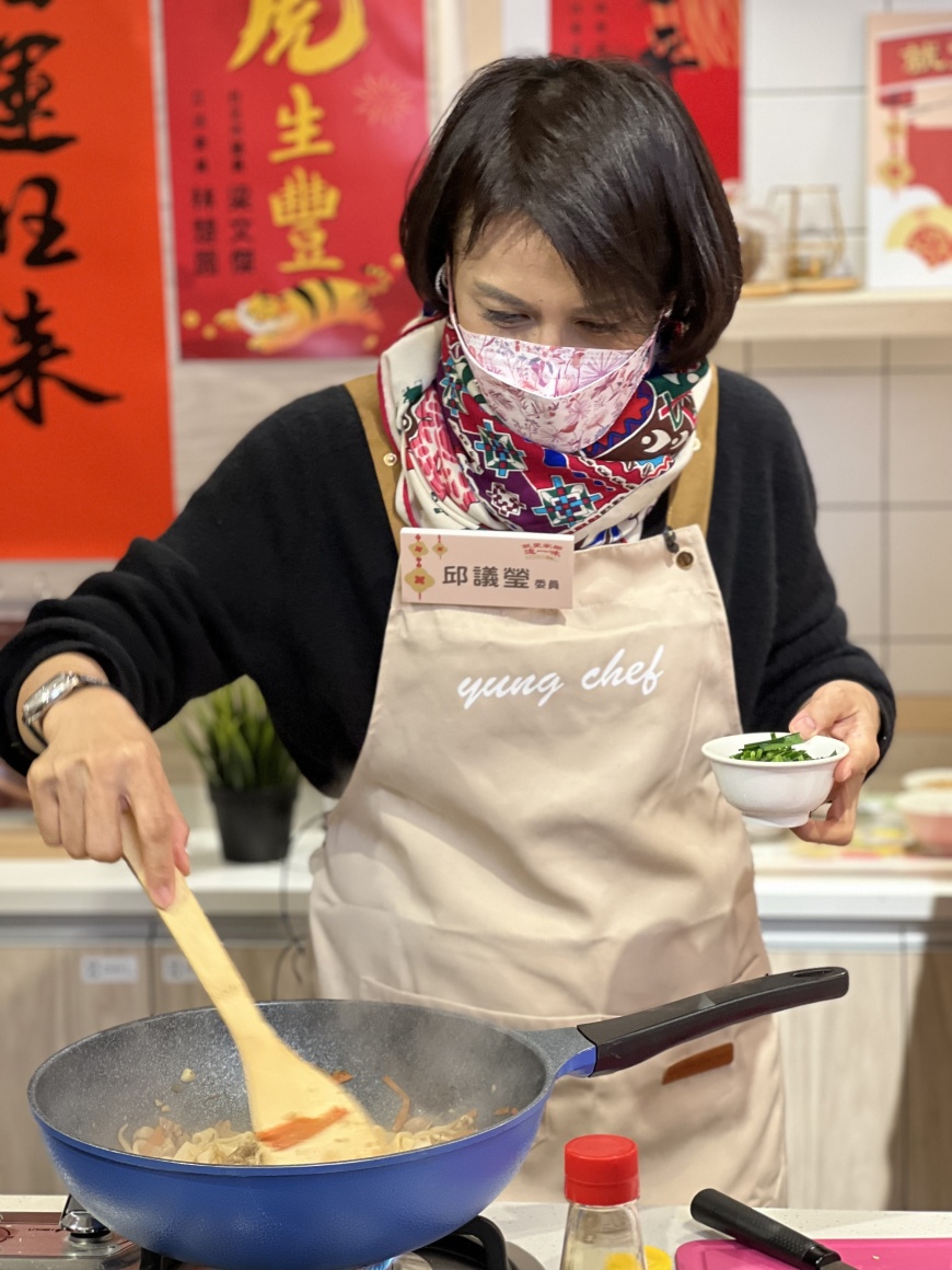 邱議瑩的料理手法，看起來就有兩下子，最後也在時間內完成料理。（圖／TVBS）