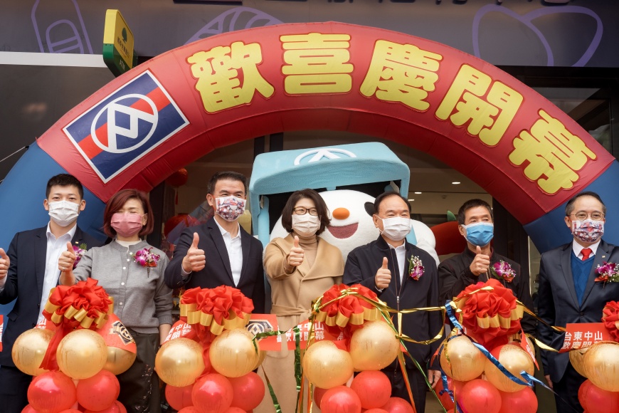 全聯董事長林敏雄(右3)和台東縣長饒慶鈴(右4)出席開幕剪綵。(圖/TVBS)