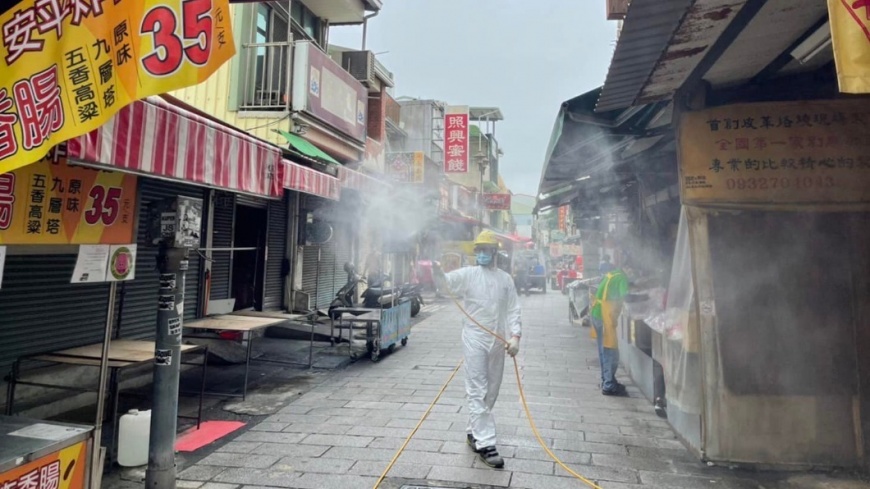 台南街頭清消。（圖／翻攝自黃偉哲臉書）