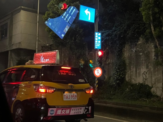 高嘉瑜貼出有光酒店廣告的計程車照。（圖／翻攝自高嘉瑜臉書）
