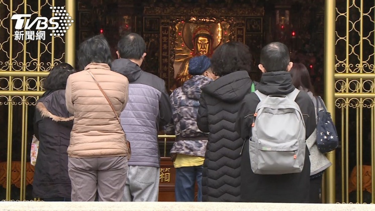 初一許多民眾會選擇到廟裡參拜求個好彩頭。（示意圖／TVBS）