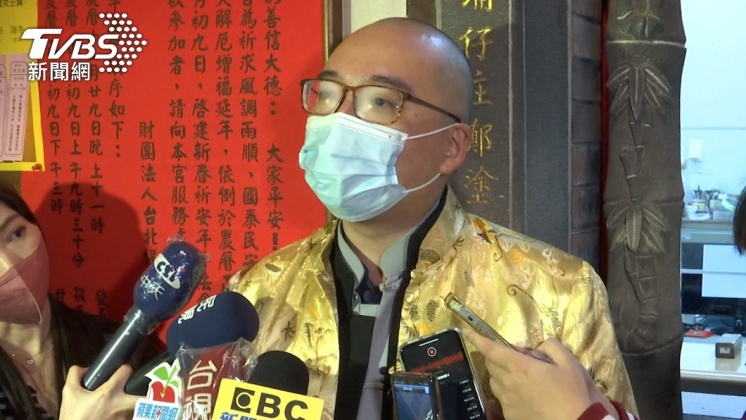 世新大學中文系講師林恕全負責解籤。(圖/TVBS)