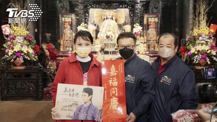 陳亞蘭(圖左一)到雲林福興宮參拜。(圖/欣湉國際提供)
