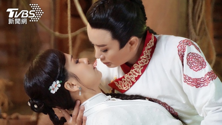 陳亞蘭(圖右)折腰吻陳怡真。(圖/欣湉國際提供)