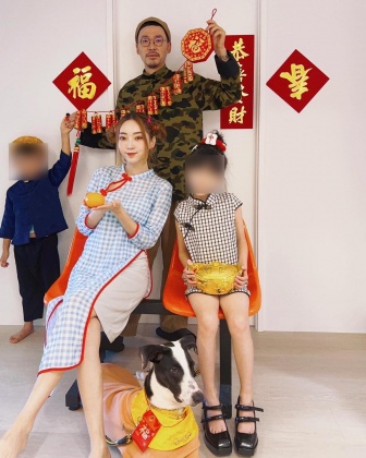 張菲兒子張少懷和媳婦翁馨儀過年曬全家福。（圖／翻攝自翁馨儀IG）